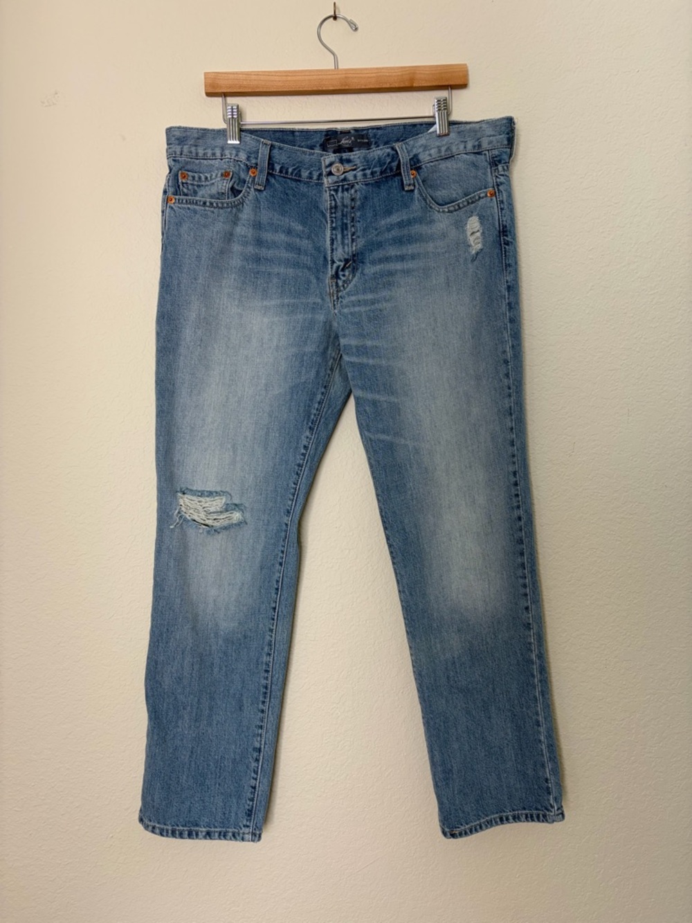 Levi’s mid rise classic straight leg minimalist casual boyfriend Jeans